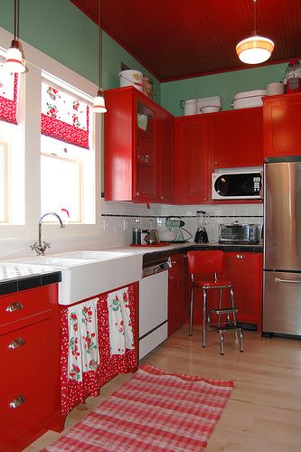 Red cabintes with green walls.  Google Image Result for http://casapinka.typepad.com/.a/6a00d8341c964853ef0134852263b4970c-800wi Red Cabinets, Casa Retro, Red Kitchen Decor, Teal Kitchen, Casa Country, Casa Vintage, Red Kitchen, Cool Ideas, Retro Home Decor