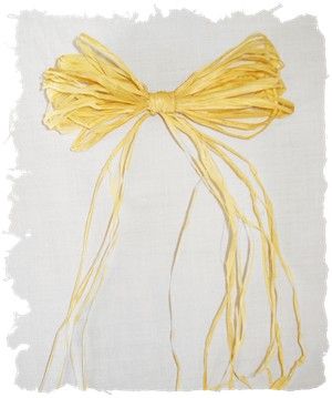 Raffia Bow's. Super easy to make, look pretty awesome on tissue paper wrapped candles and bottles. Crafts With Raffia, Straw Bows Diy, Paper Raffia Crafts, Raffia Flowers Diy, Raffia Bows How To Make, Raffia Ribbon Ideas, How To Use Raffia Ribbon, Raffia Ribbon Bow, Raffia Ribbon