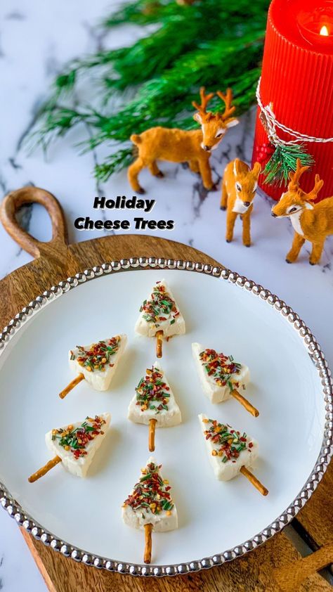 𝐇𝐨𝐥𝐢𝐝𝐚𝐲 𝐂𝐡𝐞𝐞𝐬𝐞 𝐓𝐫𝐞𝐞𝐬 🎅🏻🧀🎄 You'll Need: 1. Triangle cheese cuts or laughing cow cheese wedges (white cheddar) @thelaughingcowusa 2.… | Instagram Happy Cow Cheese, Cheese Trees, Easy Holiday Snacks, Make Ahead Christmas Appetizers, Cheese Tree, Laughing Cow Cheese, Christmas Tree Food, Christmas Appetizers Easy, Holiday Cheese