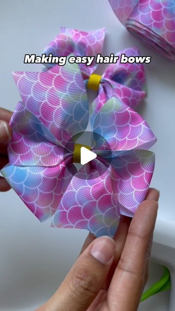 Monica Silva on Instagram: "How to make an easy hair bow 🎀 Stay tuned for the online workshop to learn how to make bows. 🫶 #hairbowtutorial #hairbowdiy #bowtutorial #ribbon #liston #moño" Ribbon Hair Bows Diy Easy, How To Make Big Hair Bows, Diy Ribbon Bows For Hair, Hair Ribbon Ideas, Diy Hair Bows With Ribbon, How To Make Bows For Hair, How To Make Hair Bows, Grosgrain Ribbon Bows Diy, Hair Ribbons Diy