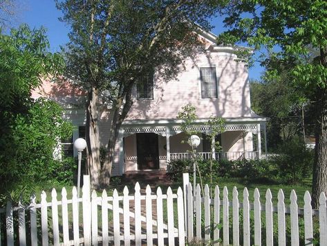 c. 1848 Historic Home in Smithville, Texas - OldHouses.com Smithville Texas, Porch Storage, Driveway Paving, Dutch Tiles, Stair Landing, Texas House, Lots Of Windows, Beautiful Yards, Pine Floors