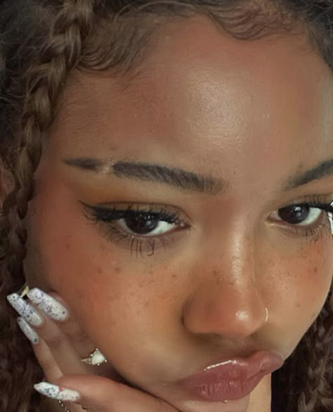 Freckle Aesthetic, Freckle Makeup Look, Freckle Makeup, Freckle Pen, Fake Freckles, Freckles Makeup, Ezekiel Bread, Girl Makeup Tutorial, Makeup Pen