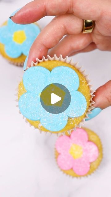 Flat Flowers, Spring Cupcakes, Spring Baking, Chocolate Fudge Frosting, Fudge Frosting, Flower Cupcakes, Cupcake Frosting, Piping Tips, Buttercream Flowers