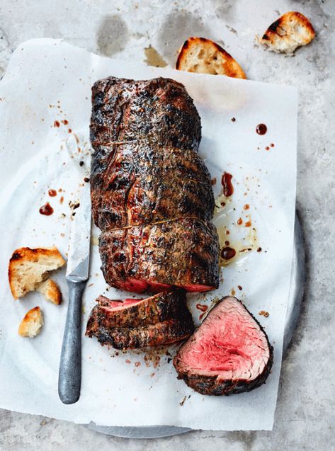 Fillet of Beef with Pepper Rub and Garlic Bread | MiNDFOOD Fillet Steak Recipes, Fillet Of Beef, Food To Order, Rustic Food Photography, Fillet Steak, Beef Fillet, Beef Dishes, Food Presentation, Meat Dishes