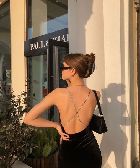 Estilo Gossip Girl, Backless Outfit, Fashion Attire, Dress Girl, High Fashion Street Style, Rich Girl, Model Dress, Fancy Dresses, Classy Outfits