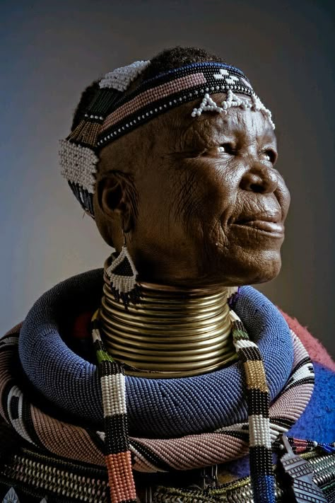 Neck Rings, Afrikaanse Kunst, We Are The World, Old Woman, Mode Inspo, People Of The World, World Cultures, African Culture, Interesting Faces