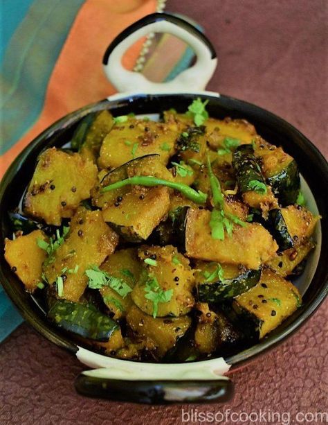 Green Pumpkin Recipes, Panch Phoran, Rice And Dal, Vegetarian Treats, Vegetarian Mains, Menu Recipes, Bengali Food, Curry Recipes Indian, Lotus Root