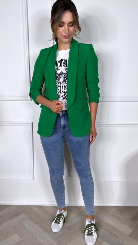 Green Blazer Outfit Women, Green Blazer With Jeans, Work Outfits Colorful, Blazer Verde Outfit, Colorful Jeans Outfit, Outfit Con Verde, Outfits Con Blazer Verde, Blazer Con Jeans, Blazer Verde Outfits Mujer