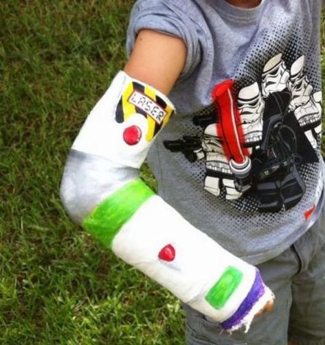 13 Pieces Of Cast Art That Make Breaks Seem Not So Bad - Give It Love Broken Arm Cast, Cast Decoration, Bored Women, Kids Cast, Arm Cast, Leg Cast, Women Laughing, Cast Art, Broken Arm