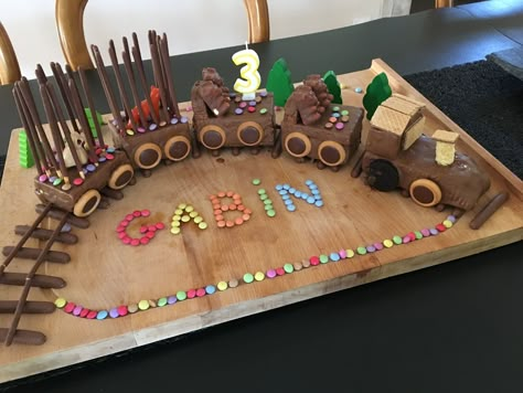 Gâteaux train Train Birthday Party Food, Train Theme Birthday Party, Castle Birthday Cakes, Train Birthday Cake, Afternoon Tea Recipes, Train Cake, Decorações Com Comidas, 2 Birthday Cake, Train Birthday