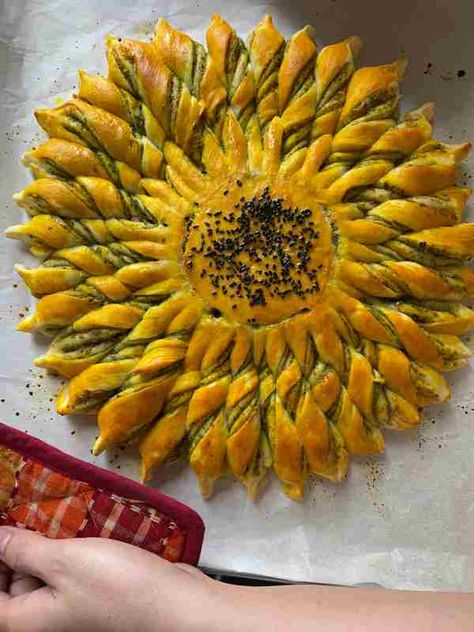 Sunflower Appetizers, Sunflower Recipes Food, Sunflower Party Food, Sunflower Themed Appetizers, Sunflower Food Ideas, Sunflower Snacks, Sunflower Baking Ideas, Puff Pastry Sunflower, Sunflower Seed Rolls