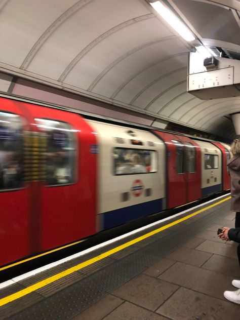 london underground London Widget, London Tube Aesthetic, Trains Aesthetic, London Aesthetic Vintage, London Underground Aesthetic, Railways Photography, London Moodboard, London Background, Spanish Latte