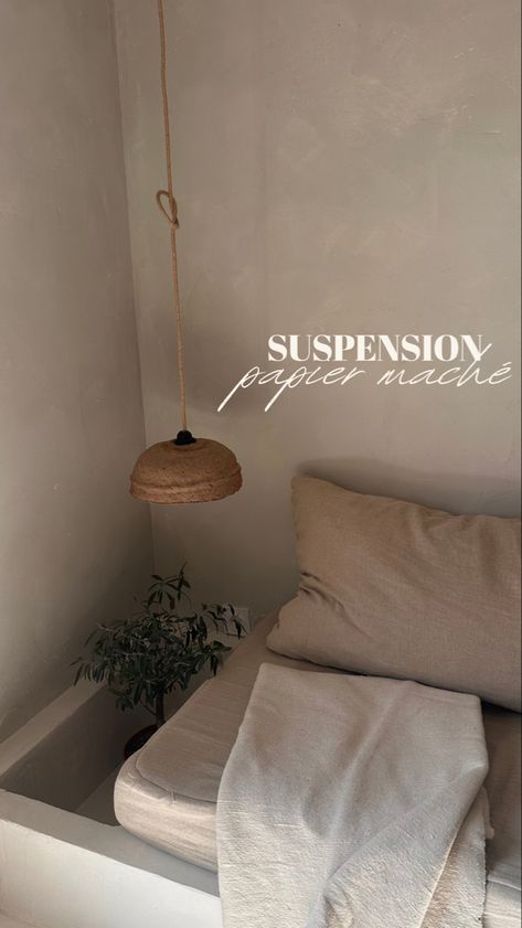 Déco : créez une suspension en papier maché pour un interieur wabi sabi a moindre coût. Ce diy lampe est super facile a réaliser 🤍 Diy Suspension, Diy Lampe, Wabi Sabi