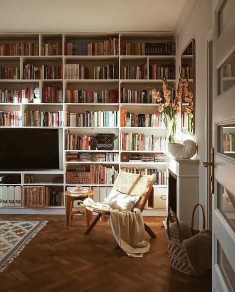 Old Apartments, Stunning Interior Design, Home Library Design, Simple Furniture, Scandinavian Interior Design, Scandinavian Living, Home Libraries, Apartment Inspiration, Scandinavian Interior