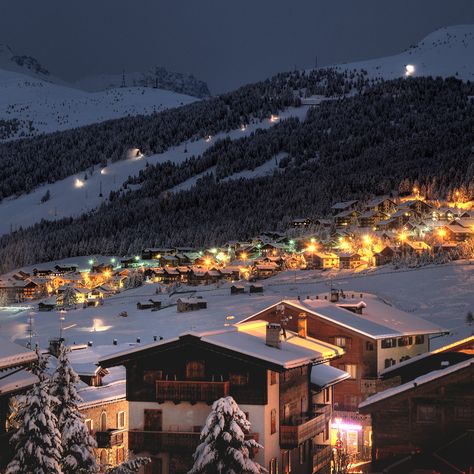 City of Livigno in the italian alps at about 1800m. Livigno Italy, Ski Italy, Alps Skiing, Italy Winter, Skiing Aesthetic, Christmas In Italy, Italian Life, Italian Alps, Snow Trip