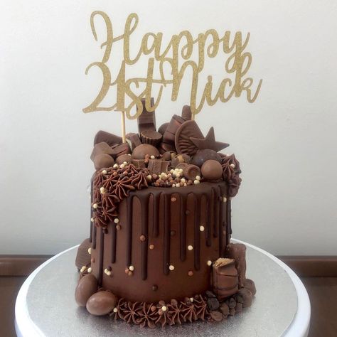 Baked ‘n’ Boxed on Instagram: “Chocolate overload 🤎” Choc Drip Cake, Chocolate Explosion Cake, Tom Cake, Small Birthday Cakes, Candy Birthday Cakes, Chocolate Cake Designs, 21st Cake, Unique Birthday Cakes, 60th Birthday Cakes