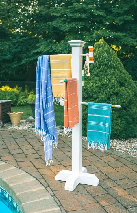 Croquet Mallet Pool Towel Rack Pool Towel Racks, Pool Towel Rack Diy, Towel Rack Diy, Pool Towel Holders, Outdoor Towel Rack, Pool Deck Decorations, Hot Tub Area, Towel Rack Pool, Diy Towel Rack