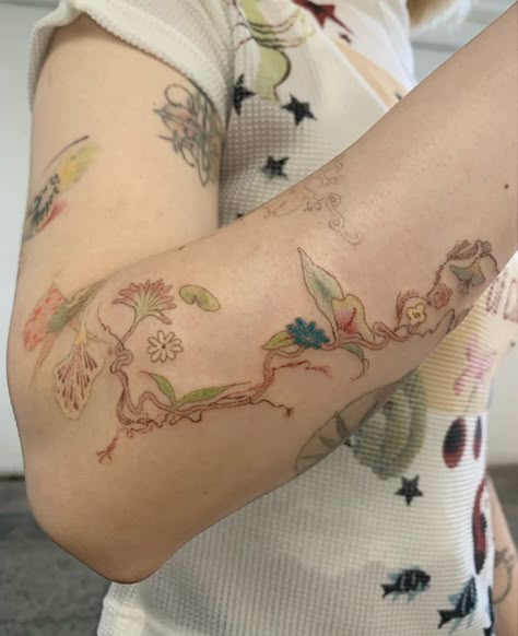 Fineline Color Tattoo, Tattoo Hibiscus Flower, Tattoo Orchid, Muji Aesthetic, Japanese Style Tattoo, Jasmine Tattoo, Tattoo Colorful, Soft Tattoo, Flower Jasmine