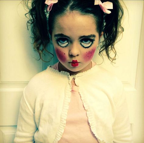 3 costumi di Halloween da realizzare in 10 minuti - Feste - Bambinopoli Scary Doll Costume, Creepy Doll Halloween Costume, Broken Doll Halloween, Creepy Doll Costume, Creepy Doll Makeup, Doll Makeup Halloween, Creepy Costume, Creepy Doll Halloween, Halloween Make-up Looks