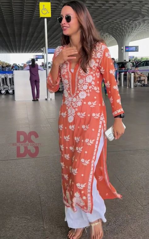 Bridal Boutique Interior, Sari India, Chikankari Kurti, Airport Outfits, Indian Look, Desi Fashion Casual, Kurta Neck Design, Casual Day Outfits, Boutique Interior