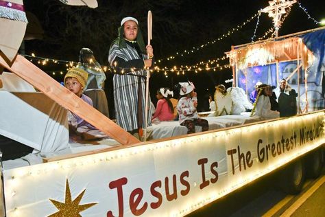 Nativity Float Parade, Hometown Christmas Parade Float, Nativity Parade Float Ideas, Christmas Parade Floats Church, Christian Christmas Float Ideas, Church Float Ideas For Parade, Church Christmas Float Ideas, Lighted Christmas Parade Floats, Christmas Parade Truck Ideas