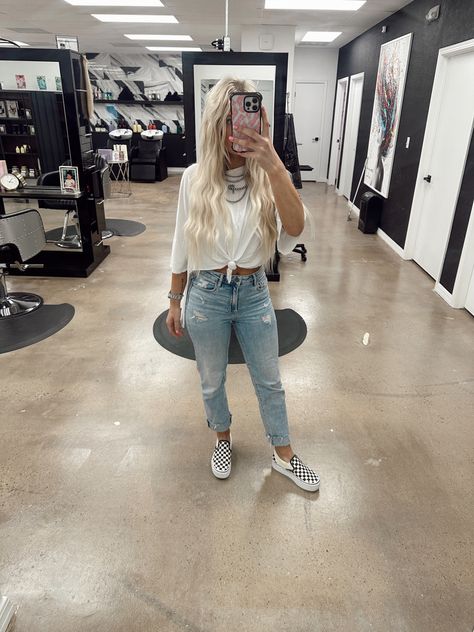 Hair Stylist Outfit Summer, Trendy Hairstylist Outfits, Salon Attire, Hair Dresser Outfits, Hairstylist Outfits, Salon Outfits, Hair Stylist Outfit, Outfit Sneakers, Stylist Outfit