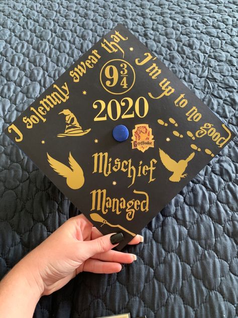 Graduation Hat Designs Art, Cap Decoration Graduation Harry Potter, Harry Potter Cap Decoration Graduation, Slytherin Graduation Cap, Harry Potter Graduation Cap Designs, Grad Cap Ideas Harry Potter, Harry Potter Graduation Cap Ideas, Harry Potter Graduation Cap, Harry Potter Graduation