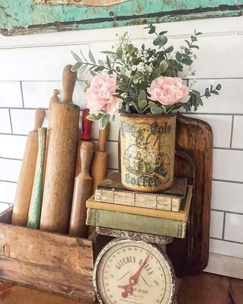 Piper Classics Country Decor, Country Cottage Farmhouse Decorating, Cottagecore Boutique, Redecorate Kitchen, Collected Kitchen, Metal Basket Decor, Colorful Farmhouse Decor, Crock Decor, Vintage Country Home