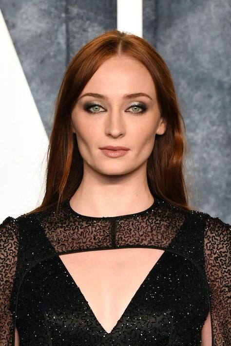 Sophie Turner Has Blond Hair Again Sofie Turner, Popsugar Beauty, Vanity Fair Oscar Party, Sophie Turner, Red Hair Color, Celebrity Makeup, Blonde Hair Color, Fall Hair, Maquillaje De Ojos