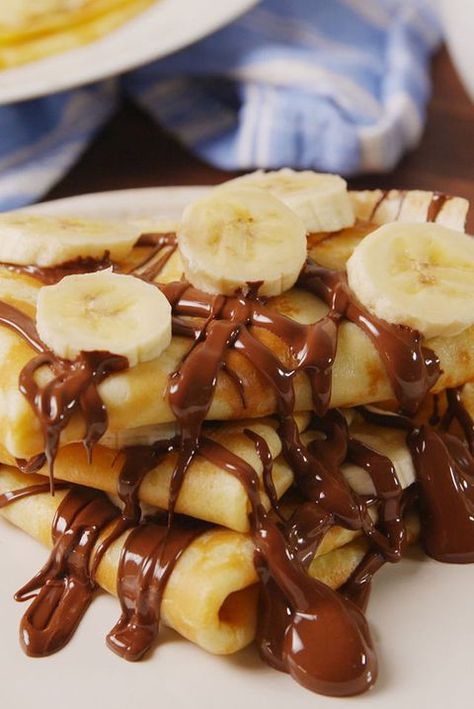 Chocolate Banana Crepes vertical Yummy Crepes, Perfect Crepes, French Desserts Easy, Banana Desserts, Brownie Vegan, Easy French Recipes, Banana Crepes, Classic French Desserts, French Dessert Recipes