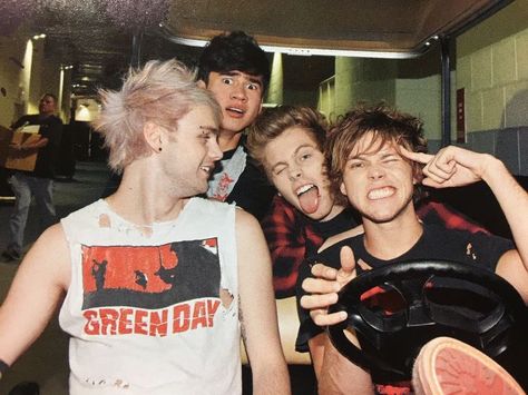 💭 on Twitter: "I wanna know what was in the air that day https://t.co/EkCL9Xsp15" / Twitter 5sos 2014, 5sos Album, Australian Boys, 5sos Memes, 5sos Pictures, Five Seconds Of Summer, Matthew Gray Gubler, Michael Clifford, Calum Hood