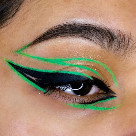 Neon Green Eyeliner Looks, Matrix Inspired Makeup, Green And Black Eyeliner, Matrix Makeup Look, Green Aesthetic Makeup, Shego Makeup, Matrix Halloween, Black And Green Aesthetic, Matrix Outfit