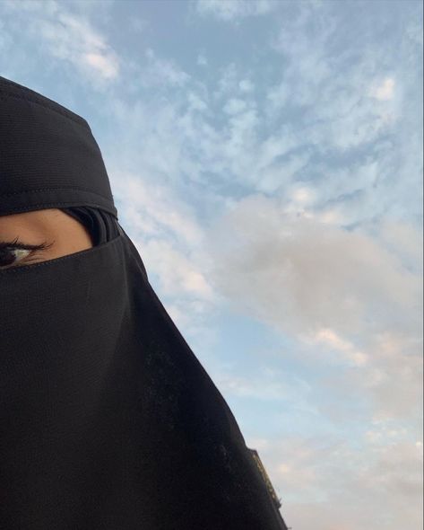 Girls Eye Dp, Niqabi Girl, Bff Hands Aesthetic, Hijabi Aesthetic, Muslimah Aesthetic, Islamic Girl, Classy Photography, Cute Selfies Poses, Cute Couple Selfies