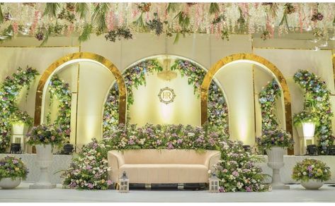 Engagement Decorations Indian, Diy Engagement Decorations, Marriage Hall Decoration, Wedding Ceremony Decorations Indoor, Engagement Stage Decoration, Reception Stage Decor, Simple Stage Decorations, Wedding Stage Backdrop, Wedding Stage Decor