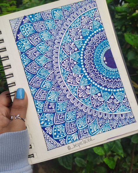 Mandala Art With Blue Pen, Drawings With Gel Pens, Gel Pen Drawings Doodles, How To Draw Mandala For Beginners, Mandala Art Ideas Creative, Blue Mandala Art, Pen Mandala, Gel Pen Drawings, Mandala Paintings