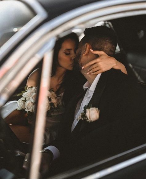 Classic Car Wedding, Vintage Engagement Photos, Wedding Photo List, Courthouse Wedding Photos, Funny Wedding Pictures, Wedding Fotos, Vintage Car Wedding, Wedding Portrait Poses, Wedding Picture Poses