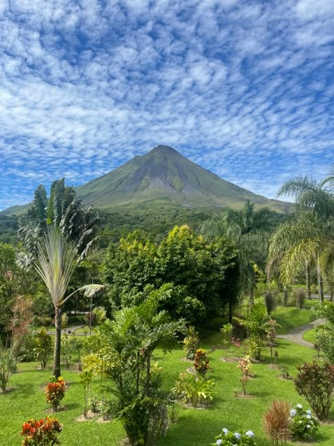 Arenal Volcano Costa Rica, Costa Rica Lifestyle, Costa Rica Travel Pictures, Batsy Claro, Costa Rica Aesthetic, Costa Rica Photography, Costa Rica Pictures, Brazil Wallpaper, Costa Rica Art