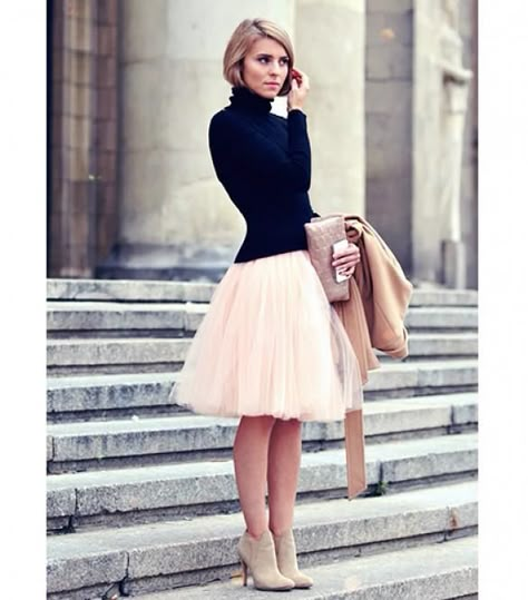 20 Chic Tulle Skirt Outfit Ideas | StyleCaster Rok Tile, Tulle Skirts Outfit, Gonna In Tulle, Pink Tulle Skirt, Feminine Skirt, Mode Tips, Chique Outfits, Skirt Outfit, Inspired Outfits