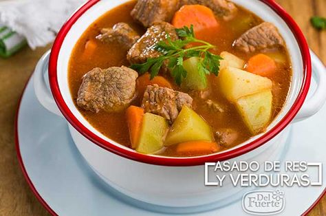 Un platillo fácil y calientito, ideal para esos días fríos, aquí te decimos cómo hacer el Asado de carne de res y verduras. Carne Guisada, Carne Asada, Mexican Dishes, Pot Roast, Thai Red Curry, Mexican Food Recipes, Slow Cooker, Make It Simple, Food And Drink