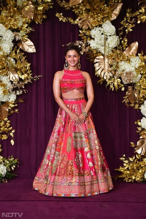 Alia Bhatt looked pretty as she repeated her mehndi lehenga for the party (Image Courtesy: Varinder Chawla) Alia Bhatt Traditional Outfits, Alia Lehenga, Lehanga Blouses Modern, Modern Lehenga Designs, Alia Bhatt Lehenga, Mehndi Lehenga, Modern Lehenga, Indian Outfits Modern, Party Image