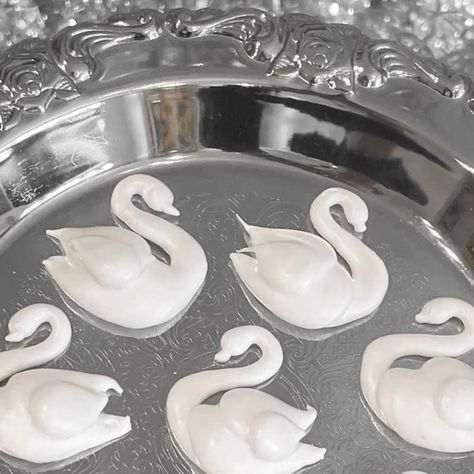 Holiday Feast Food, Swan Meringues, Meringue Swans, Meringue Aesthetic, Swan Dessert, Pretty Baking, Swan Aesthetic, Aesthetic Desserts, Meringue Cake