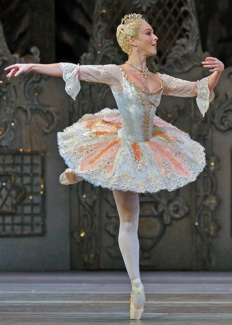 I like the sleeves... Laura Morera dancing as the Sugar Plum Fairy in The Nutcracker Sugar Plum Fairy Costume, Kaleidoscope Fashion, Princess Tutu Dresses, Ballet Russe, Ballet Inspiration, The Ballerina, Sugar Plum Fairy, Nutcracker Ballet, Ballet Photography