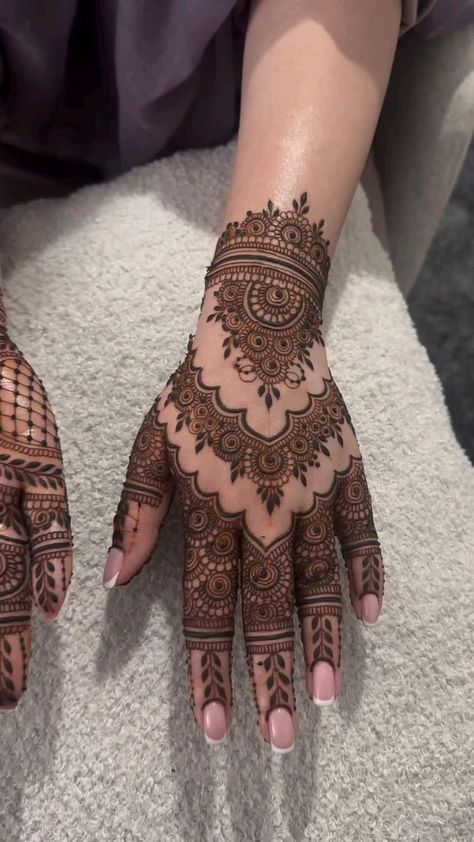 Henna Tattoo Design, Beautiful Simple Mehndi Design, Henna Designs Simple, Tattoos Henna, Front Mehndi Design, Henna Hand, मेहंदी डिजाइन, Henna Tattoo Designs Hand, Simple Henna Tattoo