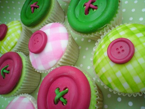 Button Cupcakes, Brain Cupcakes, Professional Cakes, Cupcakes Decorados, Cute Baking, Cute As A Button, Cute Cupcakes, Cute Desserts, Edible Art