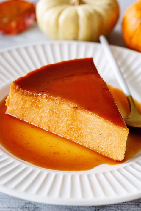 This flan de calabaza is the perfect thanksgiving Latin American dessert! Creamy flan made with a custard enriched with pumpkin puree and spices. It is rich, decadent, and SO DELICIOUS! #pumpkindesserts #calabazathanksgiving #diadegraciaspostres #receta Pumpkin Tres Leches Cake, Calabaza Recipe, Creamy Flan, Mexican Flan, Pumpkin Flan, American Dessert, Italian Recipes Appetizers, Thanksgiving Food Sides, Brulee Recipe