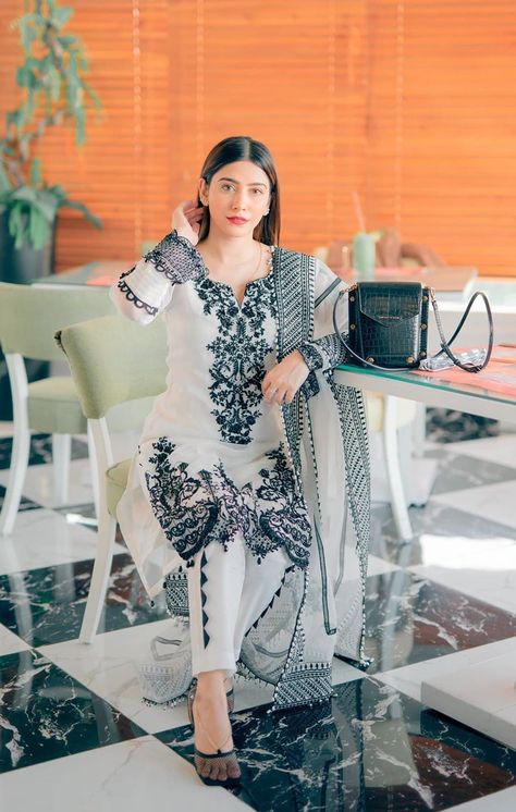 Style Outfits Summer, Summer Vibes Aesthetic, Lace Ideas, 2023 Party, Dupatta Design, Aesthetic Summer Outfits, Pakistani Women Dresses, Designer Aesthetic, Collection Ideas