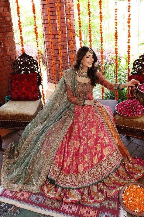 Mehendi Dress Brides, Lehenga For Mehndi, Mehndi Outfit, Mehndi Dresses, Wedding Dress Sketches, Mehndi Dress, Simple Gowns, Stylish Wedding Dresses, Pakistani Fancy Dresses