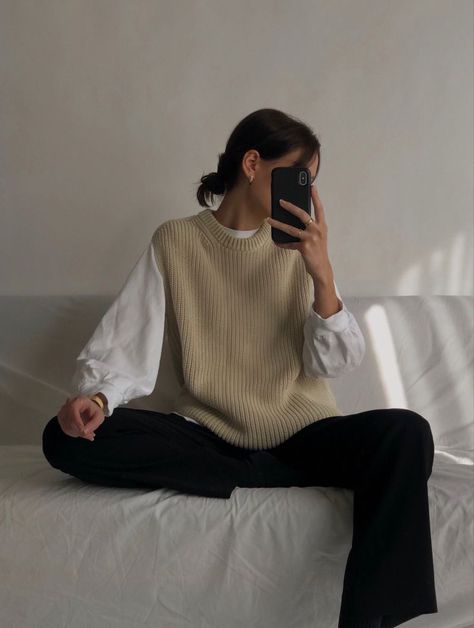 Sweater Vest Aesthetic, Sweater Vest Fits, 40s Mode, School Looks, Looks Street Style, Mode Inspo, Autumn Outfit, 가을 패션, Fashion 2020