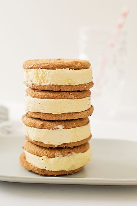 Cookie Ice Cream Sandwiches, Ice Cream Sandwiches Recipe, Cookie Ice Cream, Vegetarian Cookies, Salted Caramel Cookies, Ice Cream Cookie Sandwich, Frozen Snack, Sandwich Ingredients, Ice Cream Sandwiches