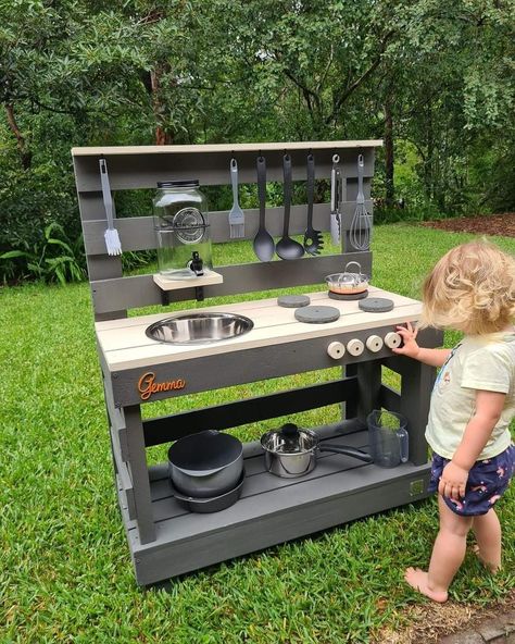 Kids Garden Play Area, Decorating Ideas For Party, Outdoor Play Kitchen, Mud Kitchen For Kids, Backyard Kids Play Area, Diy Mud Kitchen, Play Kitchens, Kids Play Kitchen, Back Deck Decorating